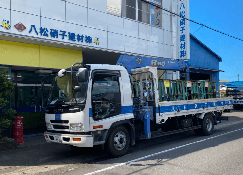 【月27万〜×賞与5ヶ月実績】創業57年の安定企業でガラス施工スタッフ|未経験歓迎・資格全額補助