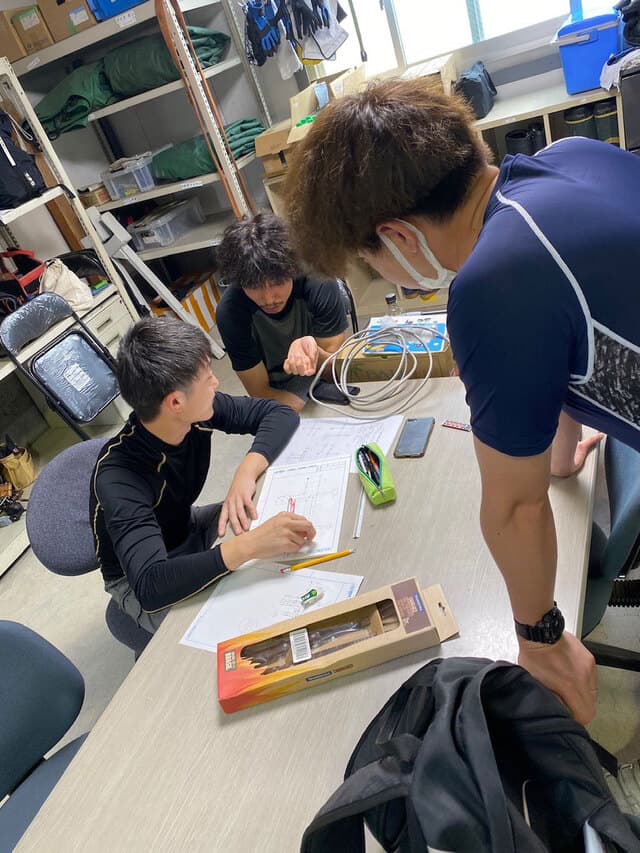 【経験者30万〜×年休110日】工場や建物の電気工事・施工管理|単身用寮・資格取得支援あり