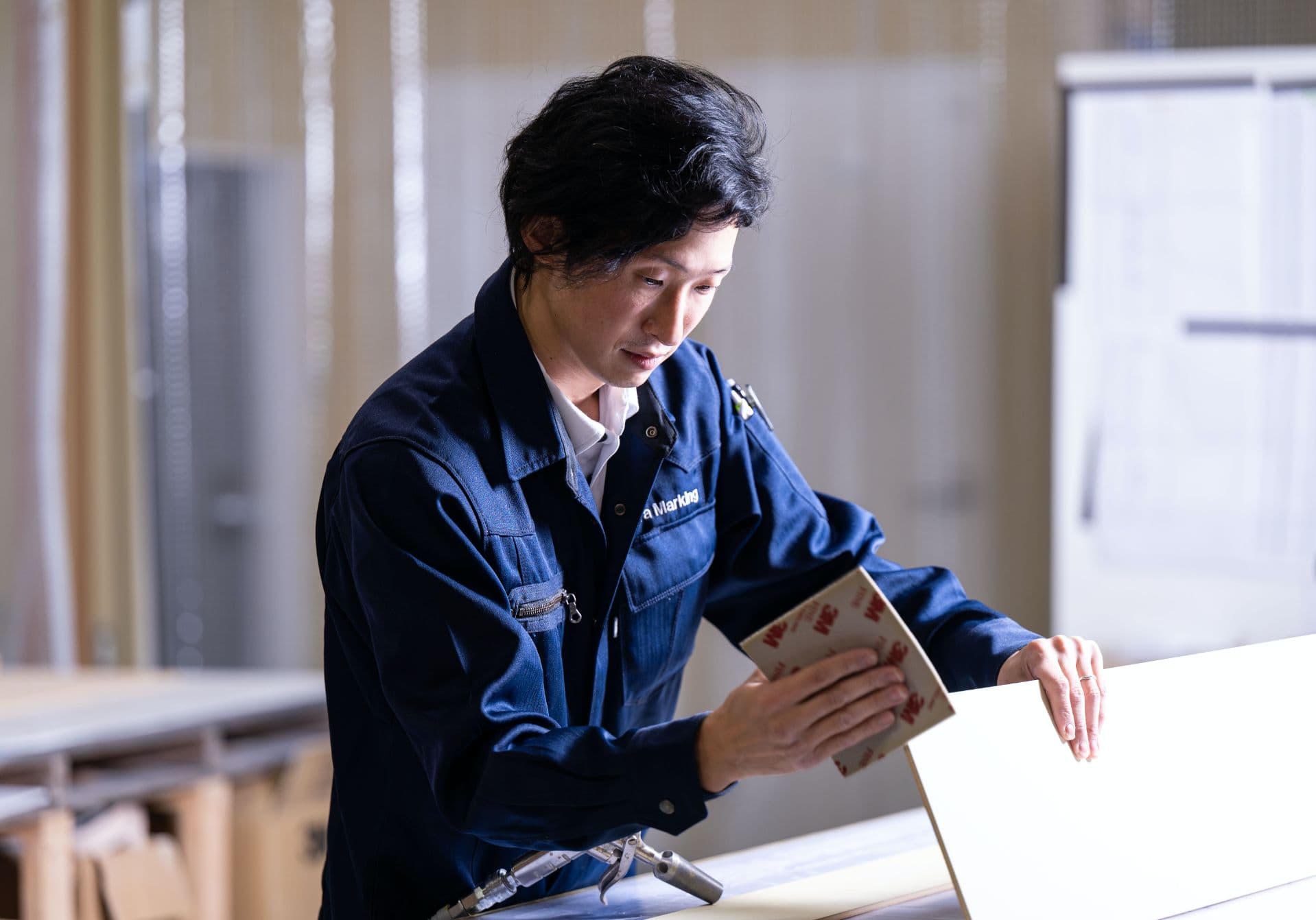 【女性も活躍×資格取得支援】化粧シート専門の内装施工|月給25万〜・学歴不問