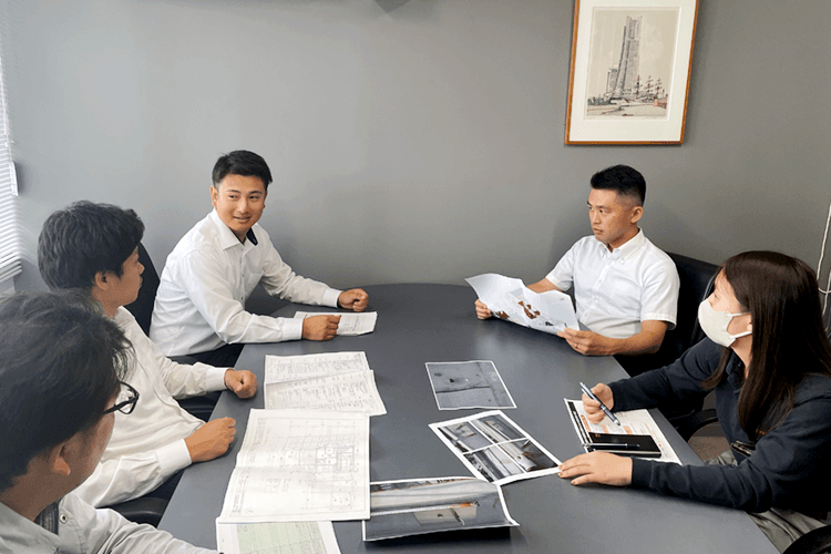 【年休125日/住宅手当5万円】創業93年の安定企業で働く防水施工管理|未経験OK・普通免許必須