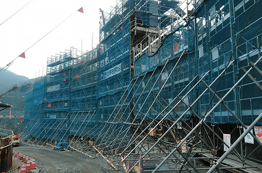 【車両系・玉掛け持ち優遇×月32万〜】高速道路工事の重機オペ|年休131日・社宅完備